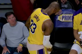 开云体育注册包含詹姆斯意外战胜塞尔维亚队，刷新纪录引爆全场！观众掌声雷动的词条